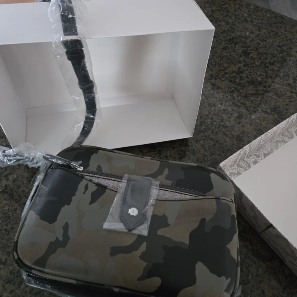 G.I.L.I Leather Camo Crossbody w/ Slim Metallic Wallet - Picture 2 of 12